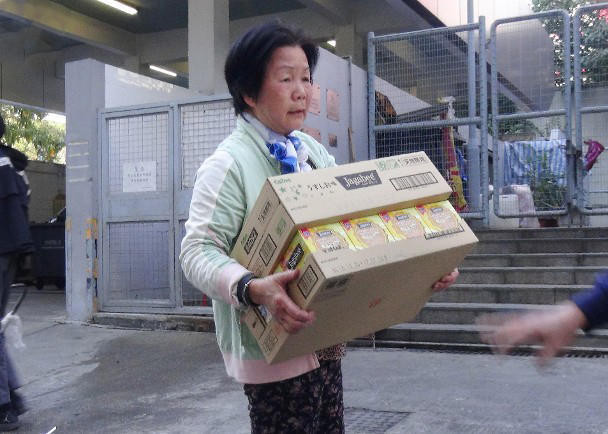 Người phụ nữ này mang 2 thùng khoai tây về nhà. Bà nói rằng thực phẩm hết hạn sử dụng vài hôm vẫn có thể sử dụng được. (Nguồn: QQ)