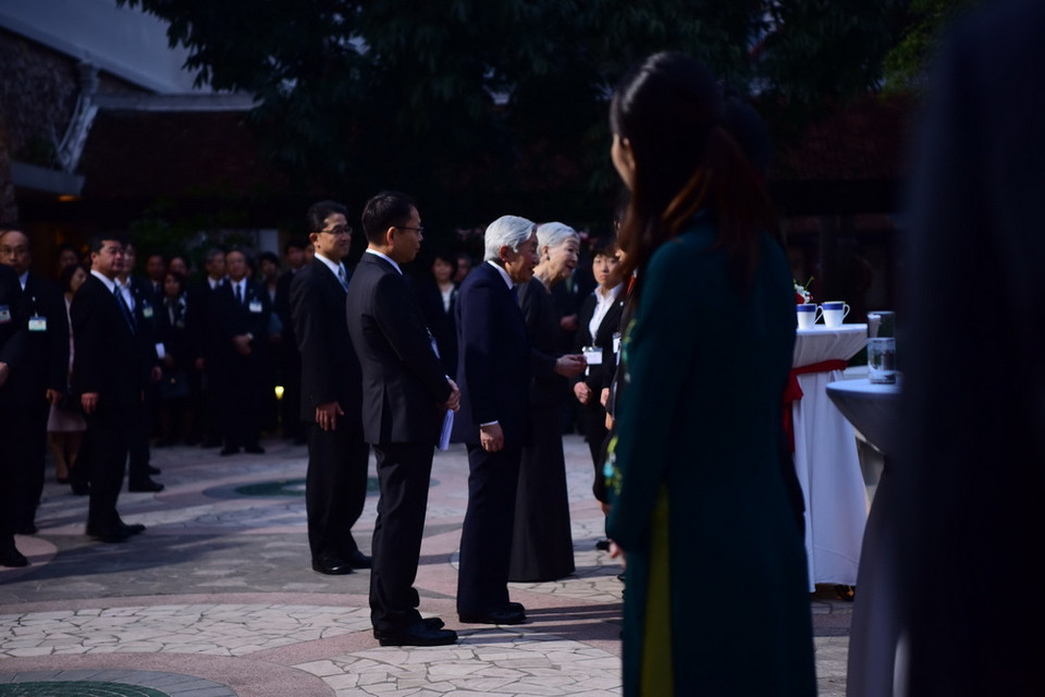 Nhà vua và Hoàng hậu Nhật Bản gặp các tình nguyện viên của JICA tại Việt Nam tại Khách sạn Sheraton. (Nguồn: Bộ Ngoại giao cung cấp)