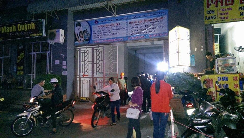 Chiều 12/10, cư dân sinh sống tại tòa nhà CT4a mới được dắt xe máy khỏi tòa nhà. (Ảnh: Sơn Bách/Vietnam+)