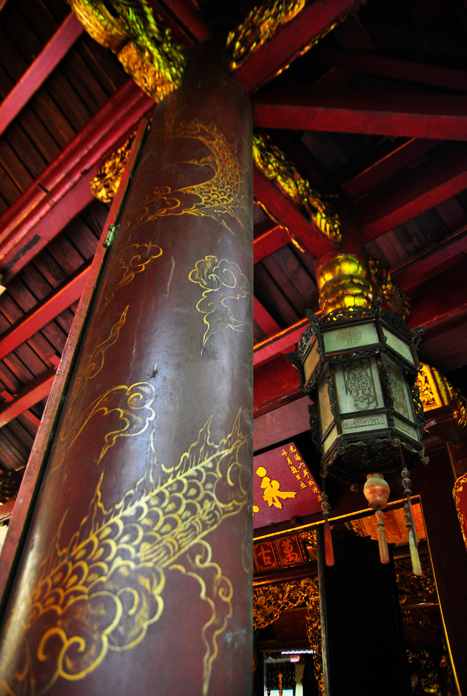 Du khách tới thăm đền Bạch Mã đều phải trầm trồ trước những nét chạm, khắc tinh tế, khỏe khoắn.