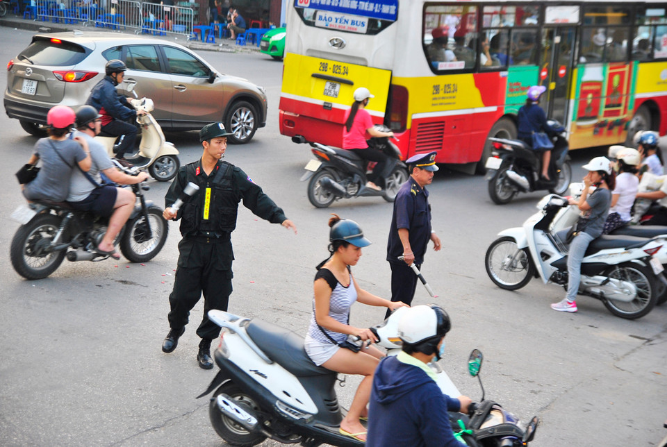 Bên cạnh đó, xử lý nghiêm các trường hợp cố tình không chấp hành các quy định về trật tự an toàn giao thông, kịp thời chỉ đạo, xử lý, giải quyết ngay các trường hợp tai nạn giao thông xảy ra, không để các vụ tai nạn giao thông là nguyên nhân gây ra ùn tắc giao thông. (Ảnh: Võ Phương/Vietnam+)