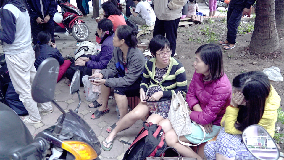 ...Và tỏ ra lo lắng khi cuộc sống bỗng dưng bị đảo lộn (Ảnh: Nhóm PV/Vietnam+)