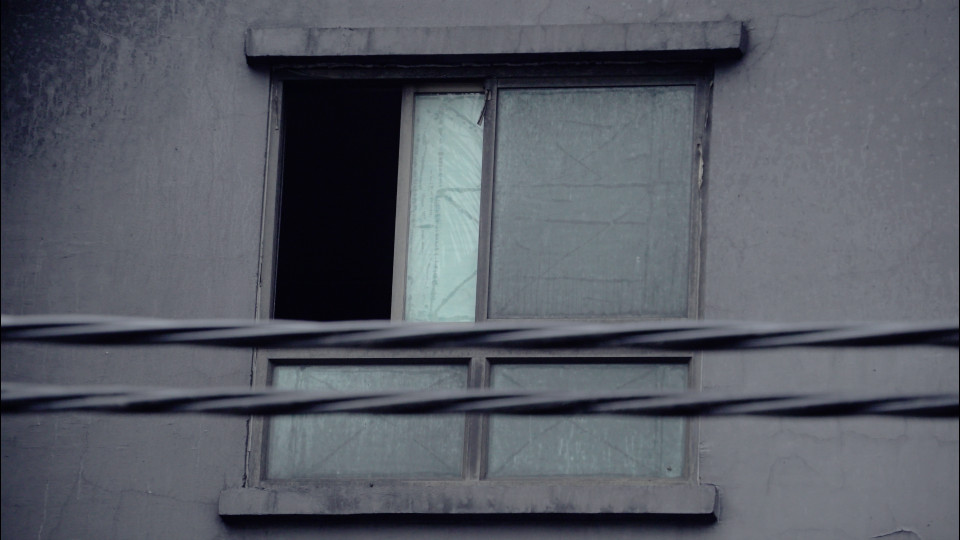 Các căn hộ, đặc biệt là căn ở tầng thấp bị ảnh hưởng nặng nề do hắc ín bám đầy không chỉ tường, sàn nhà mà còn ở các trang thiết bị trong và ngoài tòa nhà.