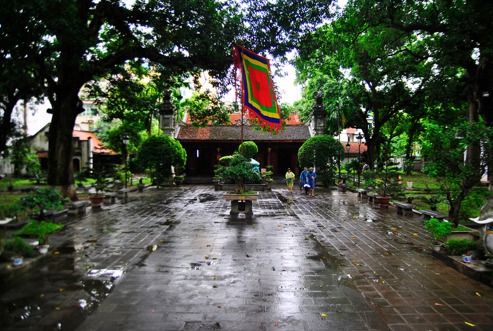 Đền Quán Thánh tọa lạc ở một địa thế rất đẹp trên đường Cổ Ngư xưa, hai bên là hồ Trúc Bạch và Hồ Tây. Ngôi đền hiện nay đã được sửa chữa nhiều lần. Các bộ phận kiến trúc đền sau khi trùng tu bao gồm tam quan, sân, ba lớp nhà tiền tế, trung tế, hậu cung. (Ảnh: Võ Phương/Vietnam+)