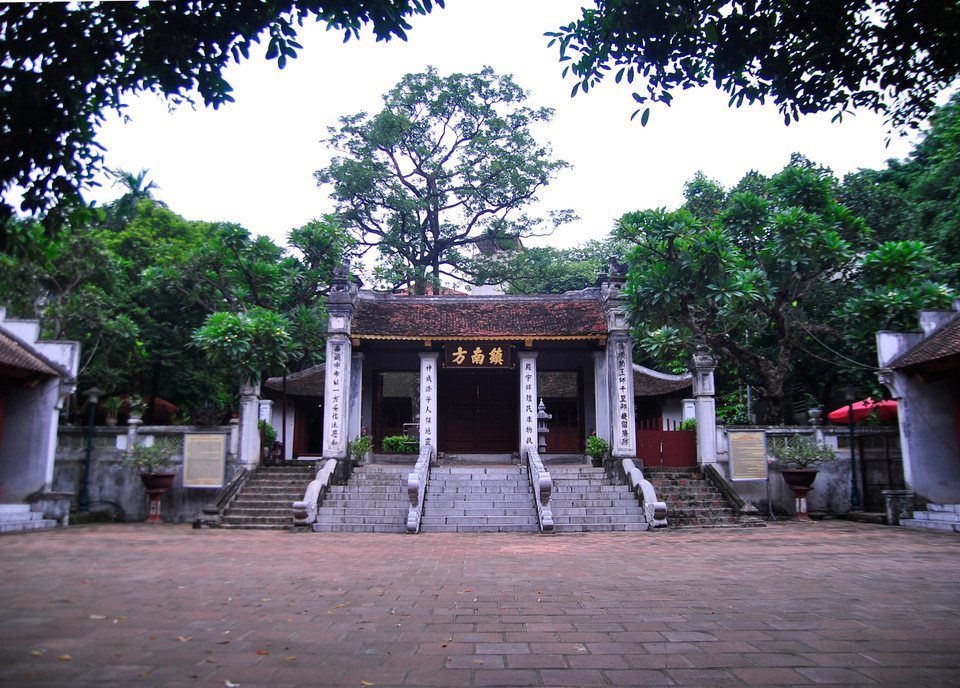 Đình được xây dựng trên một gò đất cao ở phía đông đầm Kim Liên. Cổng đình và cửa chính điện đều hướng về phía tây, trông ra đầm Kim Liên (đầm này nay không còn do bị lấp đi để làm đường vành đai 1). Kiến trúc của đình bao gồm hai phần tương đối rõ: phần phía trước gò có một cổng trụ biểu, hai dãy giải vũ hai bên sân gạch rộng và phần kiến trúc chính của di tích nằm trên gò đất cao. (Ảnh: Võ Phương/Vietnam+)