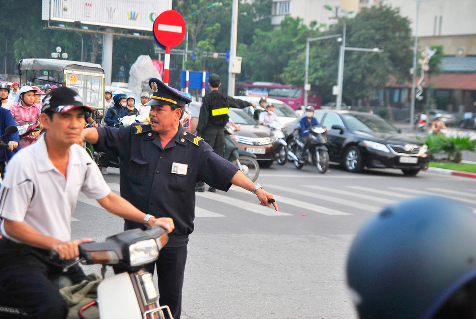 Bắt đầu từ 19/10/2015 đến hết ngày 28/2/2016, buổi sáng từ 6 giờ 30 đến 8 giờ 30; buổi chiều từ 16 giờ đến 19 giờ 30, lãnh đạo các Phòng Cảnh sát trật tự; Cảnh sát giao thông đường bộ, đường sắt và Trưởng Công an các quận, huyện, thị xã, tăng cường lực lượng ra làm nhiệm vụ phân luồng bảo đảm an toàn giao thông, trọng tâm là các tuyến đường, phố xảy ra ùn tắc và vi phạm trật tự đô thị. (Ảnh: Võ Phương/Vietnam+)