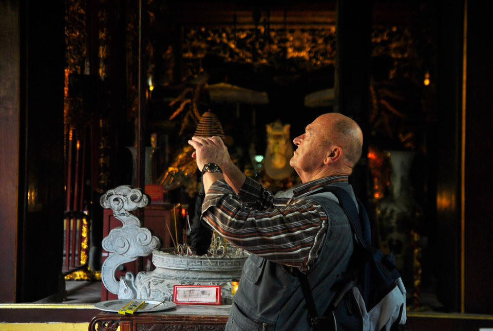 Nằm ở trung tâm ​phố cổ, đền Bạch Mã đặc biệt thu hút sự quan tâm của các vị khách du lịch nước ngoài. (Ảnh: Võ Phương/Vietnam+)