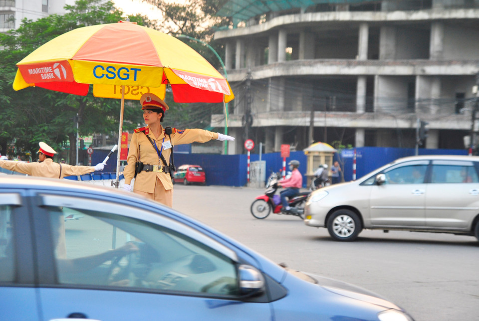 Lãnh đạo Đội Cảnh sát giao thông số 2 (phụ trách địa bàn quận Ba Đình, Tây Hồ - địa bàn có nhiều địa điểm diễn biến giao thông phức tạp) cho biết: Sự có mặt của các chiến sỹ cảnh sát cơ động hứa hẹn sẽ hỗ trợ rất nhiều trong công tác đảm bảo trật tự an toàn giao thông trong giờ cao điểm. (Ảnh: Võ Phương/Vietnam+)