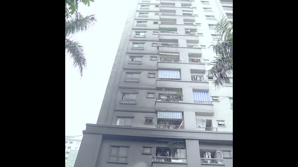 Sau vụ cháy, một phần tòa nhà bị bao phủ bởi lớp hắc ín, hình thành do khói từ đám cháy.