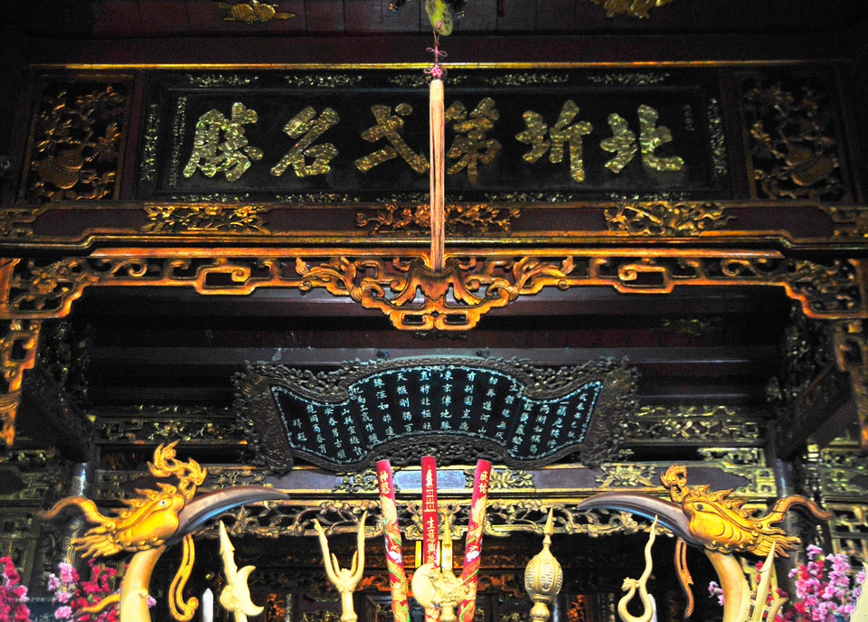 Bức hoành phi được đặt trong ngôi đền có ý nghĩa: Bắc Kỳ đệ nhất danh thắng.(Ảnh: Võ Phương/Vietnam+)