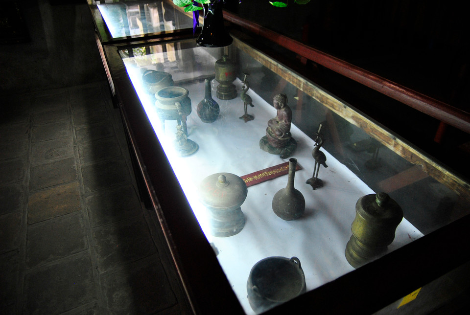 Trong ngôi đền còn lưu giữ và trưng bày nhiều hiện vật quý giá gắn liền với lịch sử lâu đời của đền.(Ảnh: Võ Phương/Vietnam+)