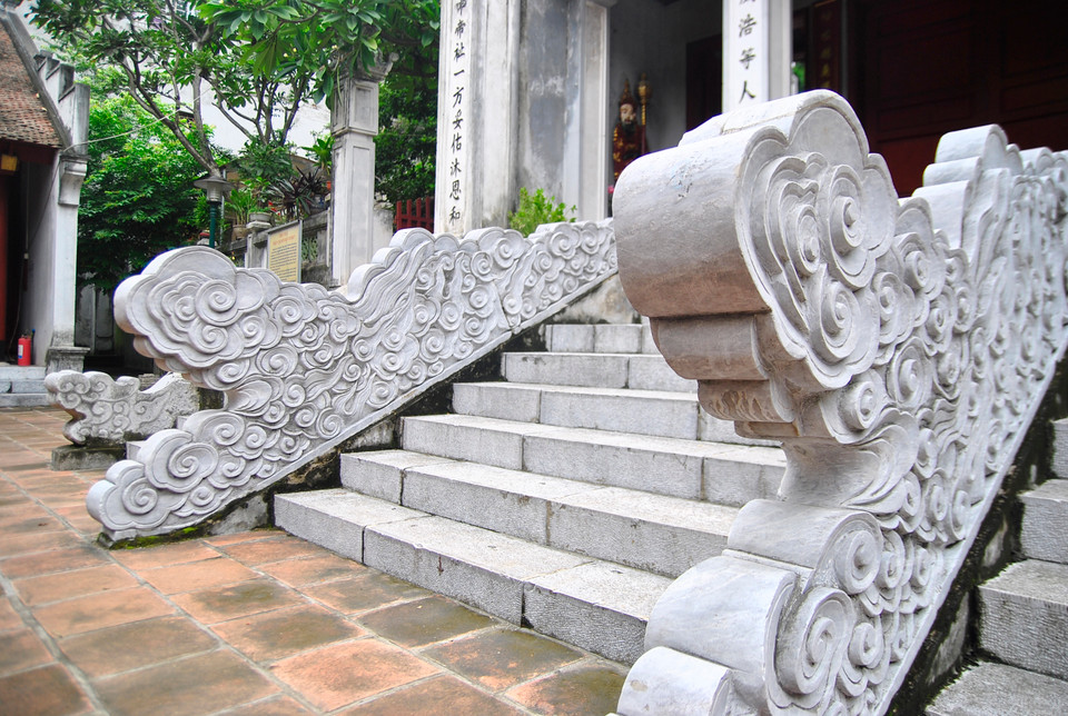 Hình chạm khắc đá tại cổng đền Kim Liên. (Ảnh: Võ Phương/Vietnam+)