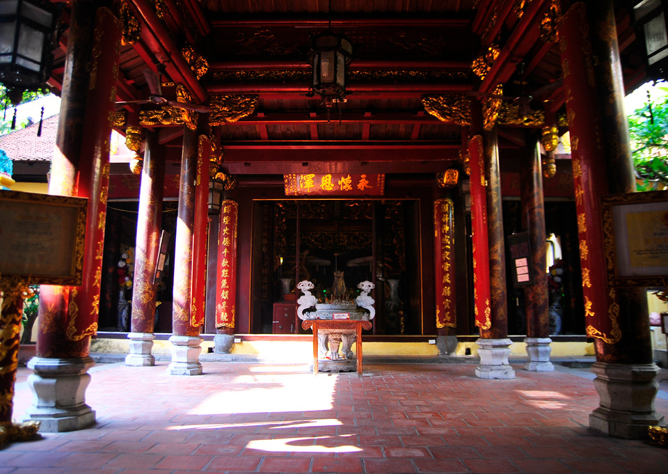 Đền Bạch Mã bao gồm các công trình: tam quan, phương đình, đại bái, thêu hương, cung cấm và nhà hội đồng. (Ảnh: Võ Phương/Vietnam+)