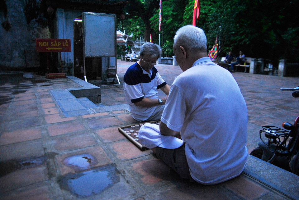 Do có khuôn viên rộng, lại nằm ngay sát Công viên Thủ Lệ cùng bầu không khí trong lành, hàng ngày, sân đền Voi Phục là địa điểm ưa thích của người dân đến sinh hoạt văn hóa, thể thao. (Ảnh: Võ Phương/Vietnam+)