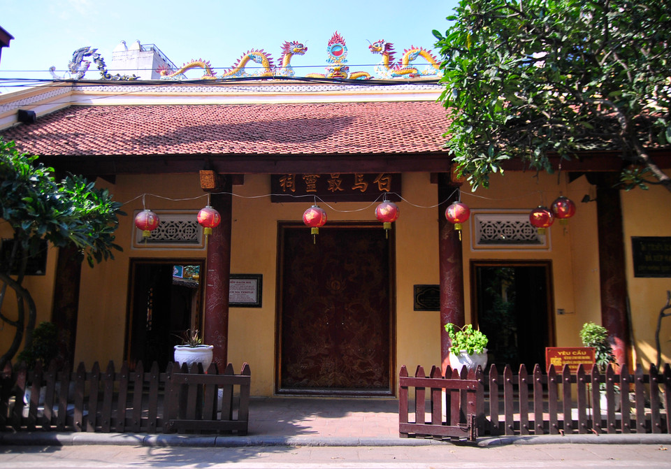 Trấn Đông: Đền Bạch Mã xưa thuộc huyện Thọ Xương, phủ Hoài Đức, nay là số nhà 76 phố Hàng Buồm, quận Hoàn Kiếm. (Ảnh: Võ Phương/Vietnam+)