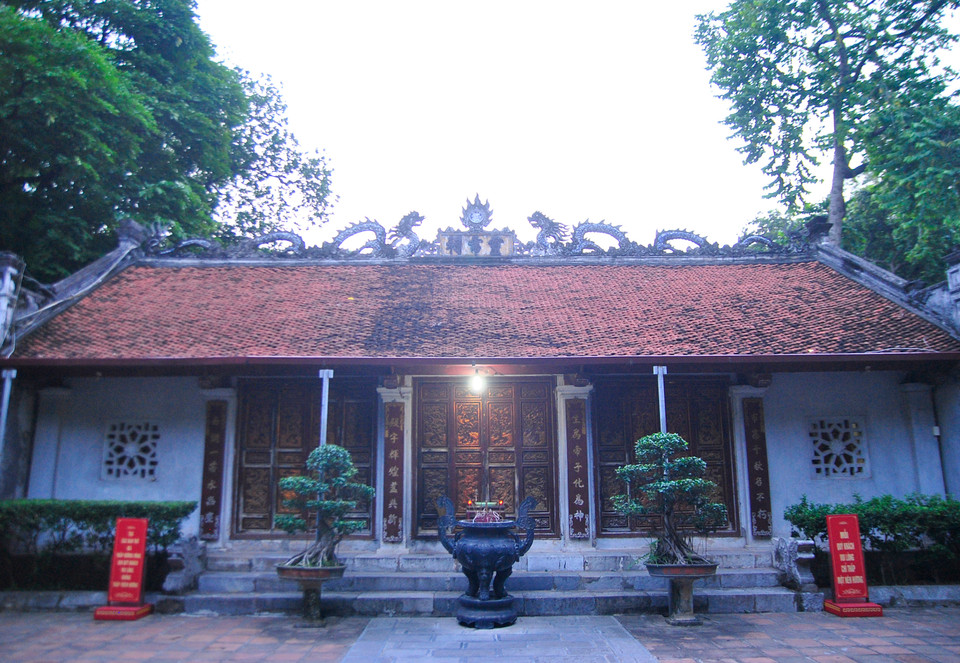 Trong tiềm thức dân gian, đền Voi Phục (trấn Tây) là tối linh từ thờ thần Linh Lang – vị thần được tin là đã giúp nhà vua coi sóc sự an bình cho phía Tây Hoàng thành. (Ảnh: Võ Phương/Vietnam+)