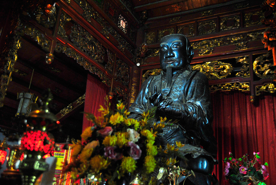  Bức tượng Huyền Thiên Trấn Vũ là một công trình nghệ thuật độc đáo, khẳng định nghệ thuật đúc đồng và tạc tượng của người Hà Nội cách đây ba thế kỷ. Khi dựng lên bức tượng này, người xưa muốn gửi gắm nhiều thông điệp quý giá. (Ảnh: Võ Phương/Vietnam+)