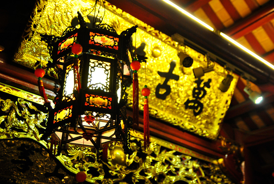 Trên các bộ phận kiến trúc các họa tiết trang trí được thể hiện sinh động, công phu mang phong cách nghệ thuật thời Nguyễn.