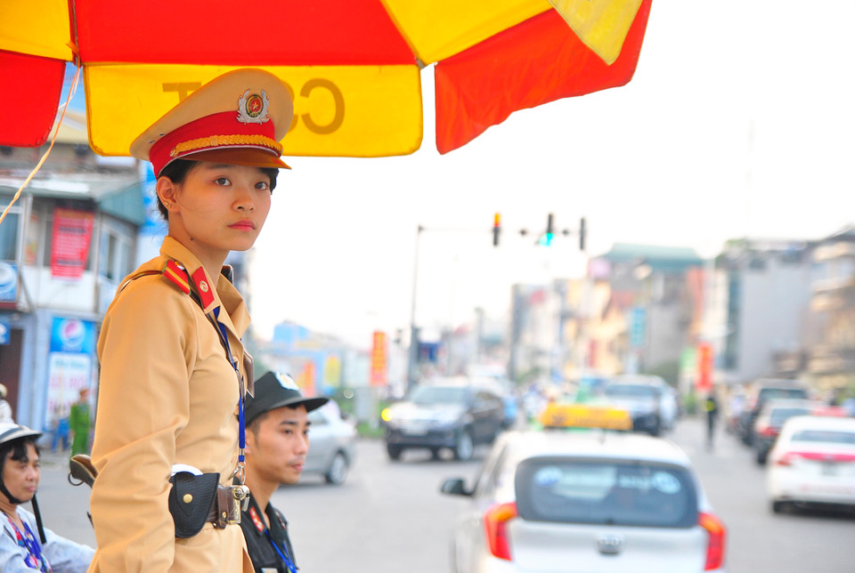 Ngày 18/10, Giám đốc Công an thành phố Hà Nội ra mệnh lệnh 01 về tăng cường lực lượng vào giờ cao điểm để bảo đảm trật tự an toàn giao thông, trật tự đô thị, chống ùn tắc trên địa bàn. (Ảnh: Võ Phương/Vietnam+)