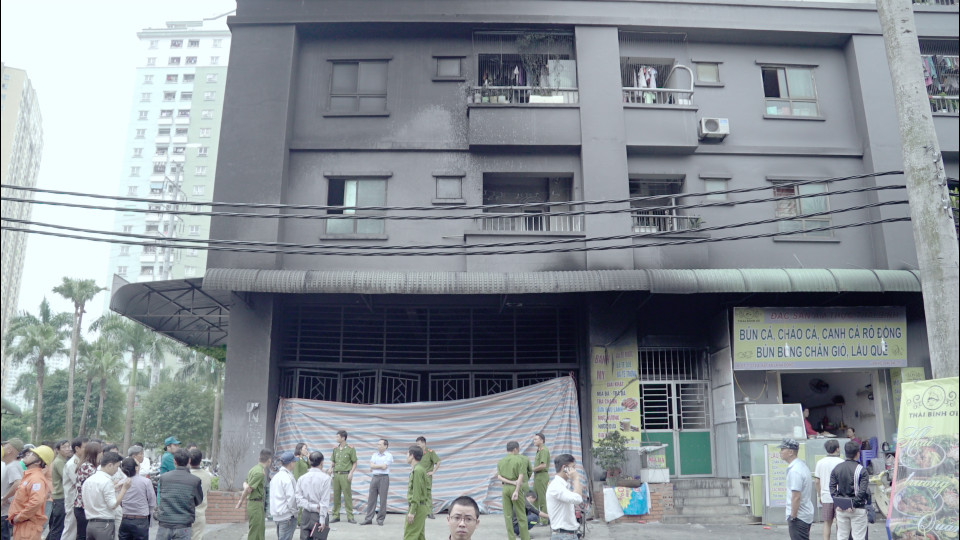 Một ngày sau vụ cháy, hàng trăm cư dân sinh sống tại 2 tòa CT4 Khu đô thị Xa La đã trở lại đây để lấy đồ đạc trong nhà. (Ảnh: Nhóm PV/Vietnam+)