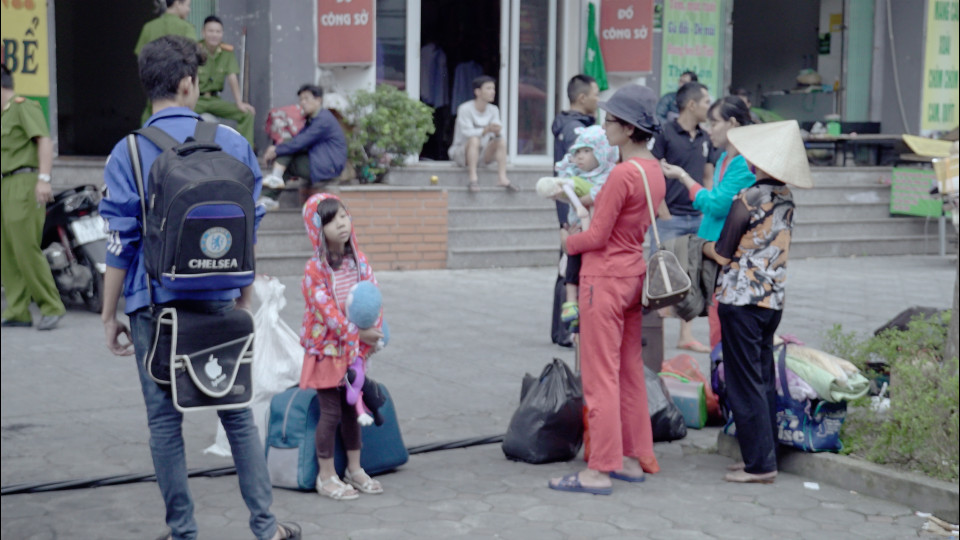 Nhiều người vẫn chưa hết bàng hoàng sau vụ cháy... (Ảnh: Nhóm PV/Vietnam+)