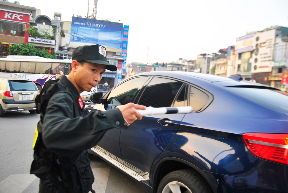 200 chiến sỹ Cảnh sát cơ động đã được huy động để hỗ trợ lực lượng Cảnh sát giao thông cùng các lực lượng liên quan trong công tác xử lý ùn tắc giao thông. (Ảnh: Võ Phương/Vietnam+)