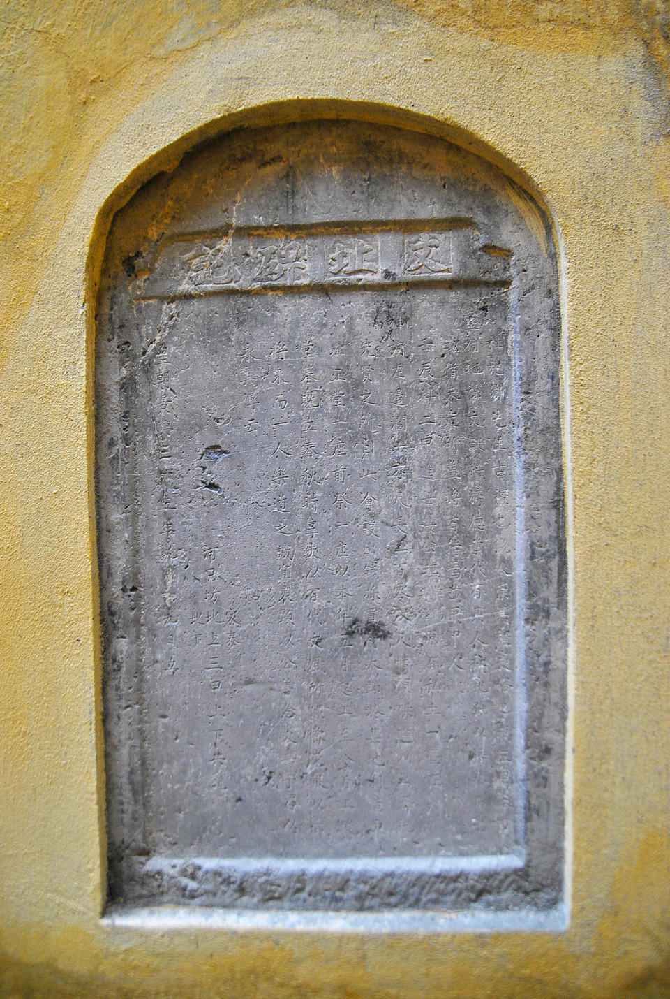 Bạch Mã còn lưu giữ 15 văn bia cổ cùng nhiều hiện vật có giá trị khác.(Ảnh: Võ Phương/Vietnam+)