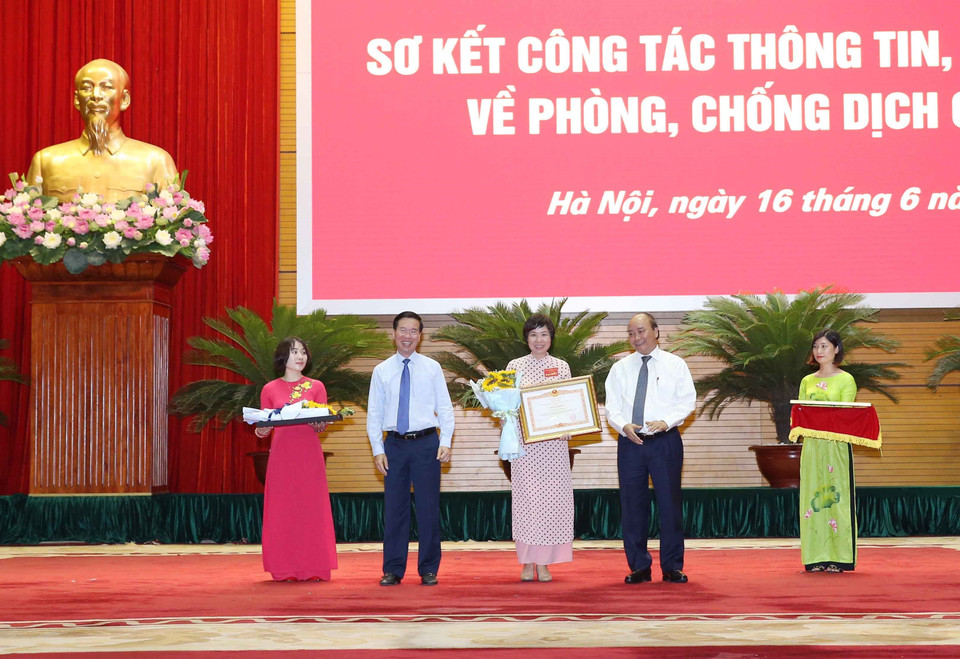 Thủ tướng Nguyễn Xuân Phúc và ông Võ Văn Thưởng, Ủy viên Bộ Chính trị, Bí thư Trung ương Đảng, Trưởng Ban Tuyên giáo Trung ương tặng Bằng khen của Thủ tướng Chính phủ cho Thông tấn xã Việt Nam. (Ảnh: Phương Hoa/TTXVN)
