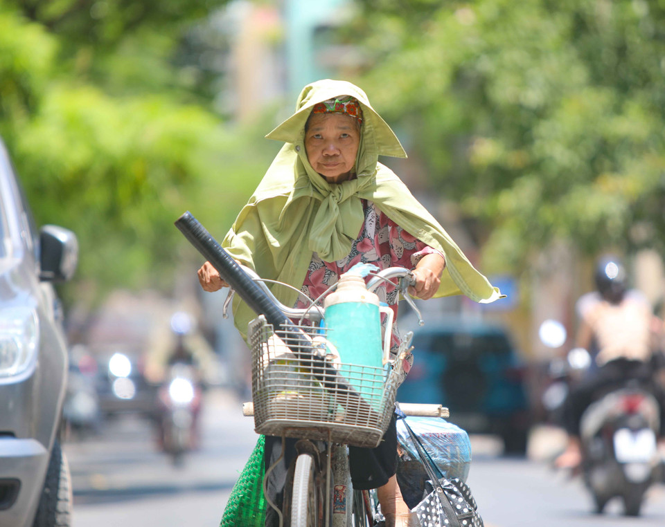 Người lao động chật vật mưu sinh trong nắng nóng. (Ảnh: Thanh Tùng/TTXVN)