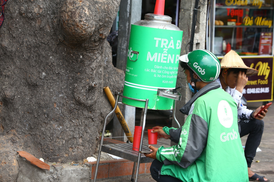 Một số điểm cung cấp trà đá miễn phí cho người lao động. (Ảnh: Minh Quyết/TTXVN)