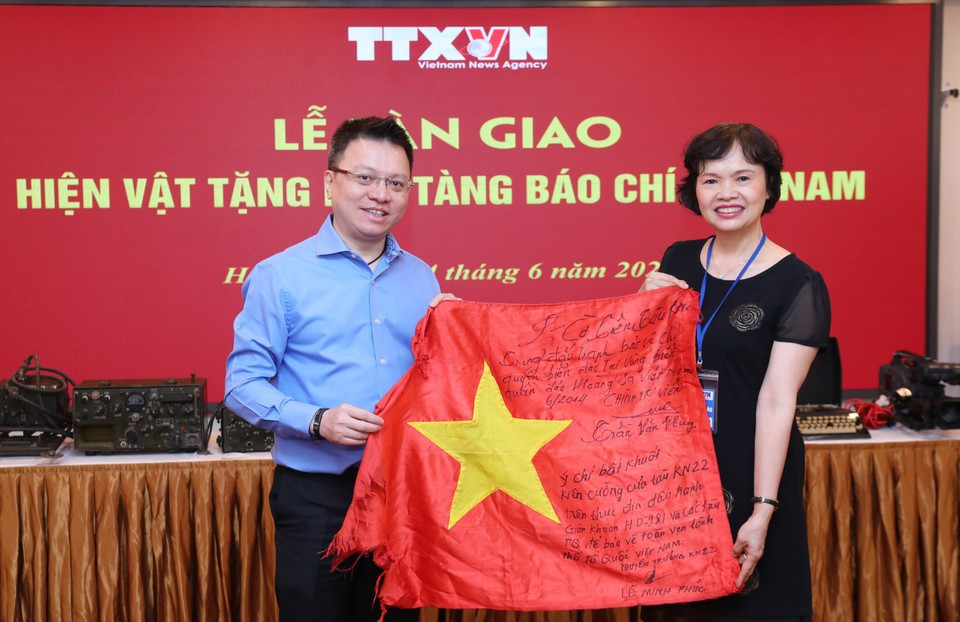 Ông Lê Quốc Minh, Phó Tổng giám đốc, Chủ tịch Liên Chi hội Nhà báo TTXVN, trao các hiện vật cho Bảo tàng Báo chí Việt Nam. (Ảnh: Thành Đạt/TTXVN)