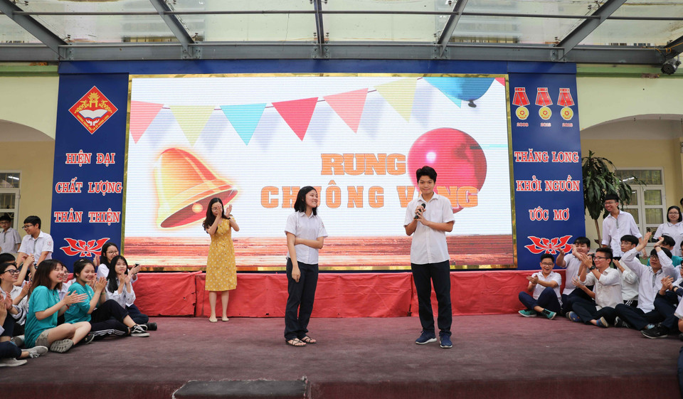 Thay đổi hình thức ôn luyện, với sự tham gia thi theo lớp hay theo từng nhóm để vượt qua từng câu hỏi và chạm đến câu hỏi cuối cùng đã khiến cho các học sinh trường Trung học cơ sở Thăng Long (quận Ba Đình) phấn khích và lượng kiến thức dần dần thấm vào học sinh một cách nhẹ nhàng nhưng lại khiến học sinh nhớ lâu. (Ảnh: Thanh Tùng/TTXVN)