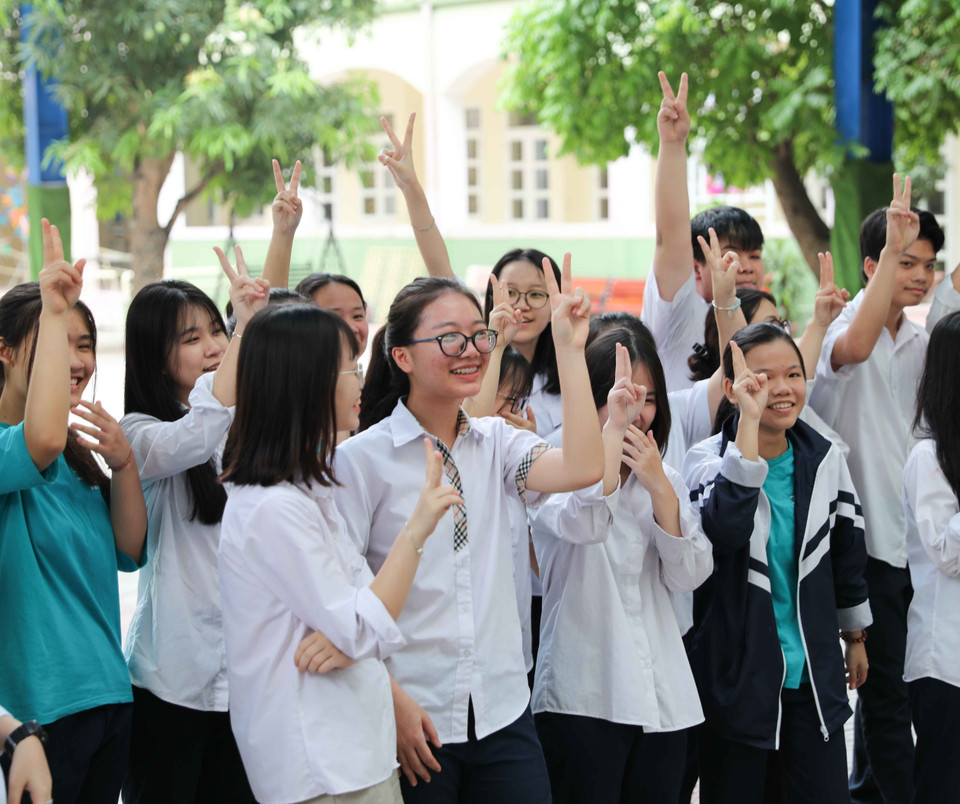 Trường Trung học cơ sở Thăng Long (quận Ba Đình, Hà Nội) đã khéo léo đưa các kiến thức từ dễ đến khó bằng hình thức câu hỏi trắc nghiệm, được phát trên màn hình LED để học sinh hào hứng tham gia ôn luyện. (Ảnh: Thanh Tùng/TTXVN)