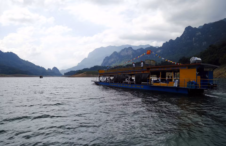 Tàu đưa khách du lịch thăm quan hồ thủy điện Tuyên Quang. (Ảnh: Quang Đán/TTXVN)
