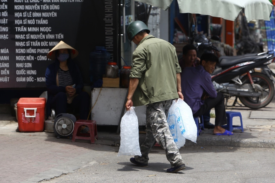 Những ngày nắng nóng này, dịch vụ bán đá sách luôn bận rộn. (Ảnh: Minh Quyết/TTXVN)