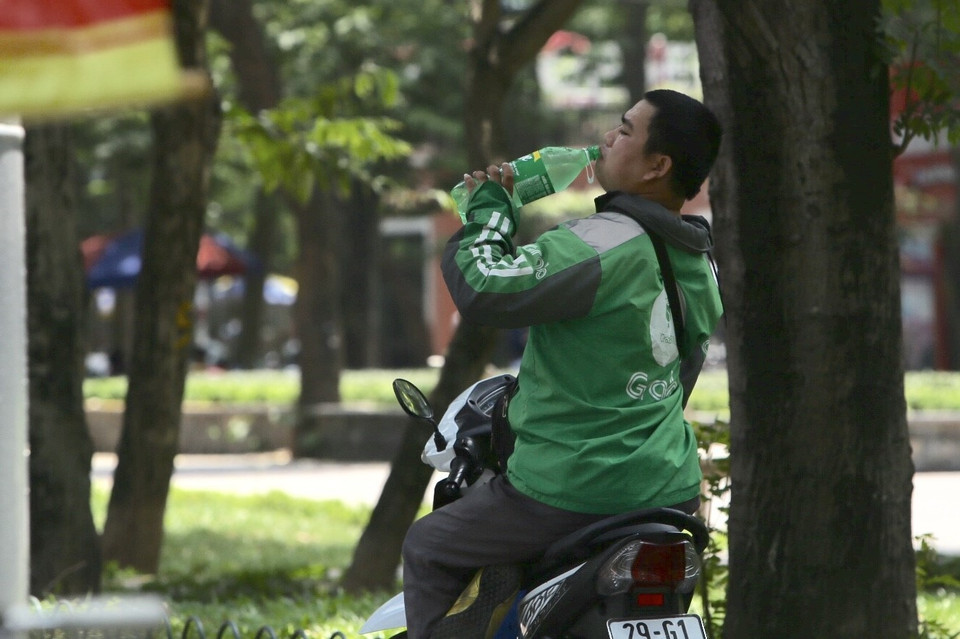 Nắng nóng kéo dài gây ảnh hưởng tới người lao động. (Ảnh: Minh Quyết/TTXVN)