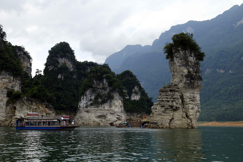 Cảnh đẹp hùng vĩ của hồ thủy điện Tuyên Quang. (Ảnh: Quang Đán/TTXVN)