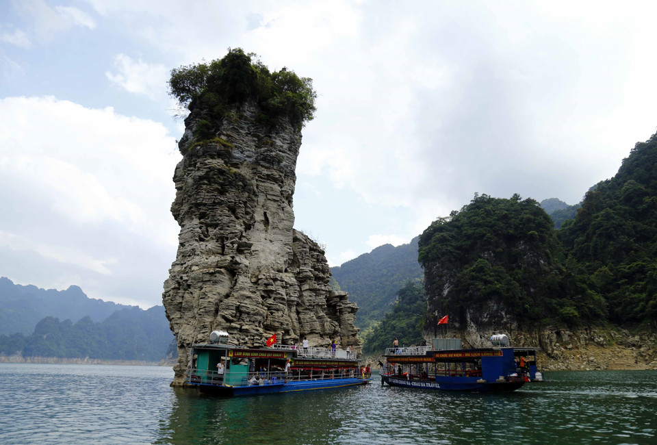 Cọc Vài (cọc buộc trâu), theo truyền thuyết xưa, chàng khổng lồ Tài Ngào đã buộc trâu ở đây để cào đá, đắp đập lấy nước chống hạn cho dân làng. (Ảnh: Quang Đán/TTXVN)