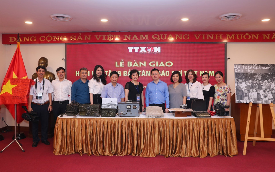 Lễ bàn giao hiện vật tặng Bảo tàng Báo chí Việt Nam. (Ảnh: Thành Đạt/TTXVN)