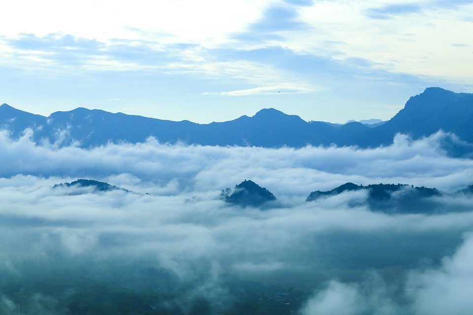 Lên Tây Bắc du khách sẽ được ngắm nhìn những biển mây mờ ảo. (Ảnh: Phan Tuấn Anh/TTXVN)