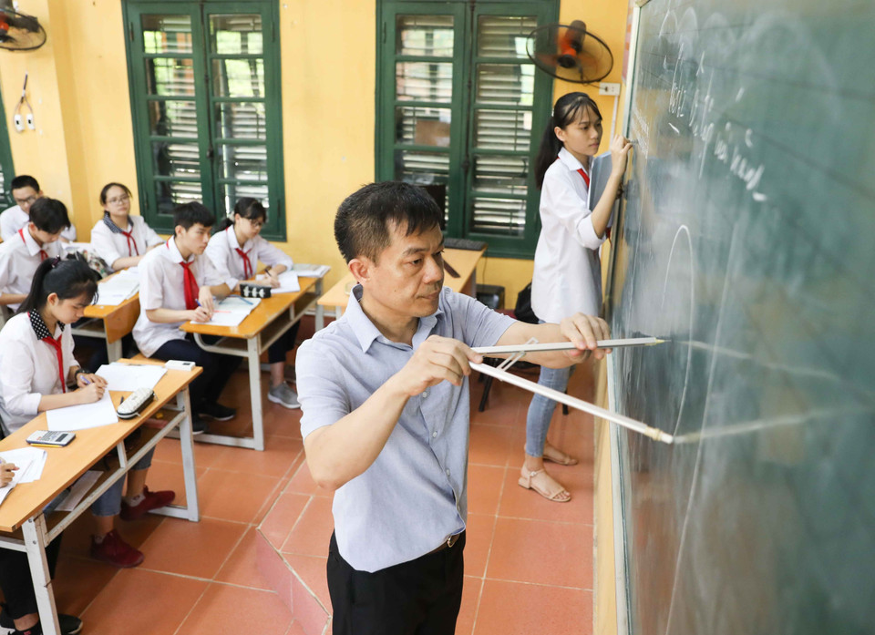 Trường Trung học cơ sở thị trấn Sóc Sơn đã bám sát chỉ đạo của Sở Giáo dục và Đào tạo Hà Nội, bên cạnh việc xây dựng kế hoạch cho học sinh học trực tuyến, nhà trường cũng yêu cầu các giáo viên dạy lớp 9 chủ động tăng cường bồi dưỡng kiến thức cho học sinh yếu, kém. (Ảnh: Thanh Tùng/TTXVN)