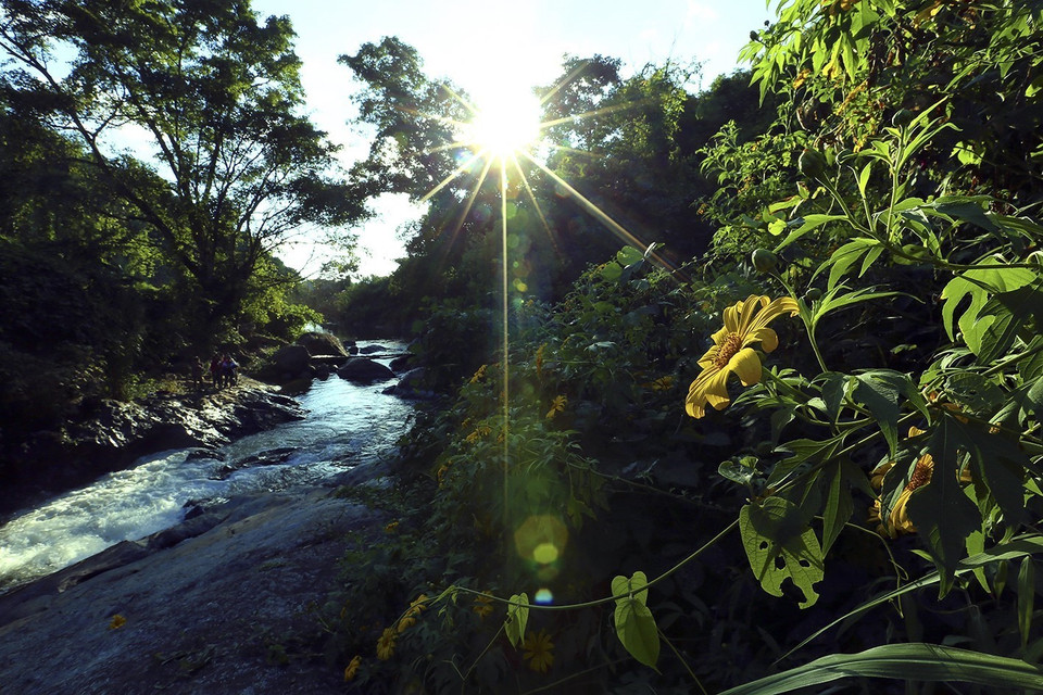 Những con suối nhỏ len lỏi trong các vách núi. (Ảnh: Phan Tuấn Anh/TTXVN)