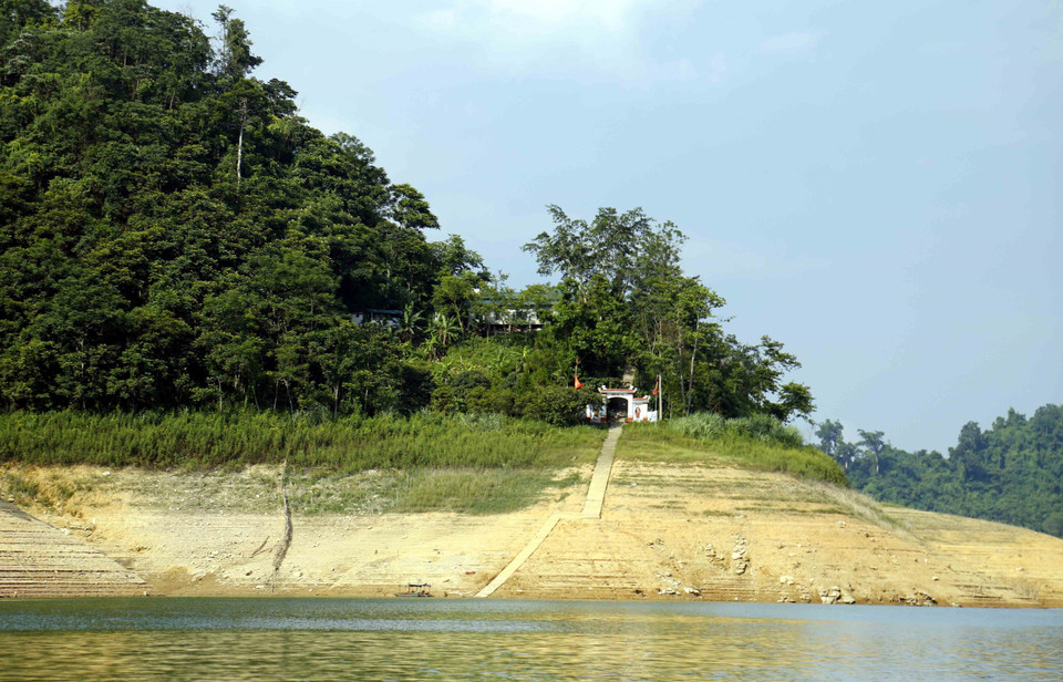 Đền Pác Tạ - điểm du lịch tâm linh trên hồ thủy điện Tuyên Quang. (Ảnh: Quang Đán/TTXVN)