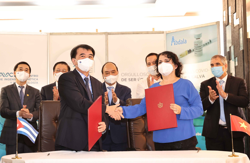 Chủ tịch nước Nguyễn Xuân Phúc chứng kiến Lễ ký kết hợp tác giữa 2 nước. (Ảnh: Thống Nhất/TTXVN)