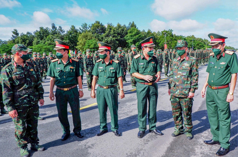 Lãnh đạo Quân khu 9 căn dặn cán bộ, chiến sỹ trước giờ xuất phát về tăng cường cho Thành phố Hồ Chí Minh xét nghiệm SARS-CoV-2. (Ảnh: TTXVN phát)