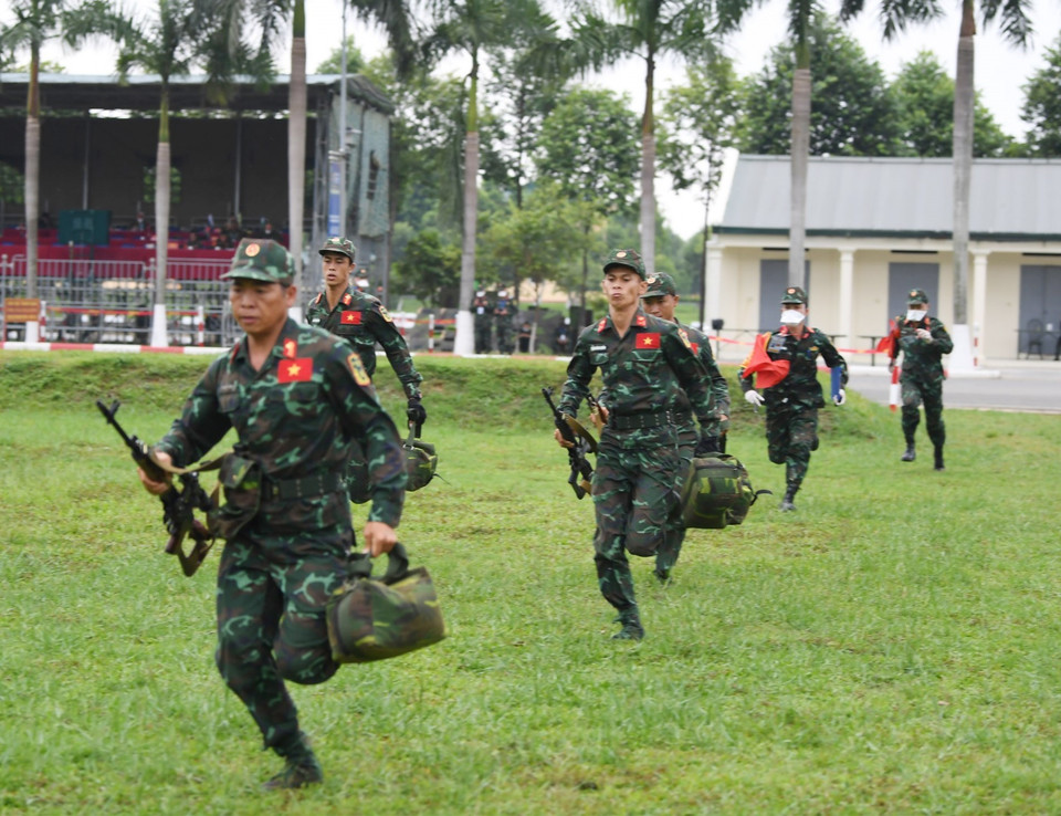 Đội tuyển Quân đội Nhân dân Việt Nam tại vị trí thi bắn tỉa. (Ảnh: TTXVN phát)