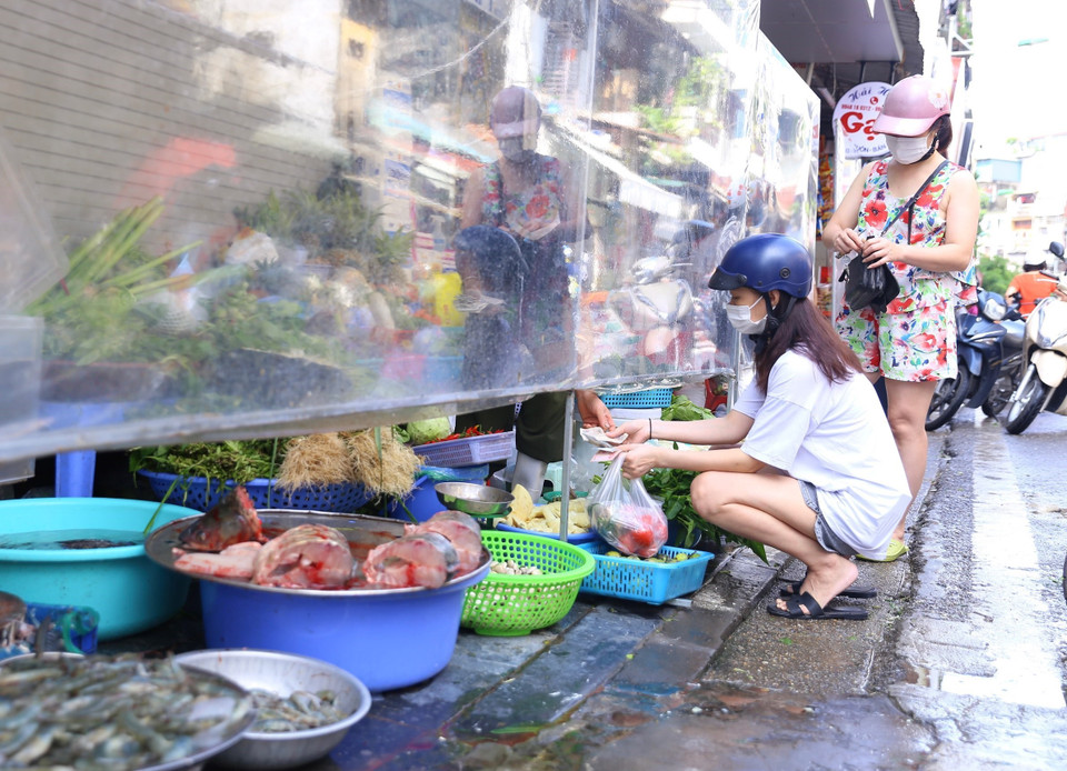 Các quầy hàng tại chợ Nguyễn Văn Tố (phường Cửa Đông, Hoàn Kiếm) đều được trang bị tấm chắn giọt bắn, giúp phòng, chống dịch COVID-19. (Ảnh: Hoàng Hiếu/TTXVN)