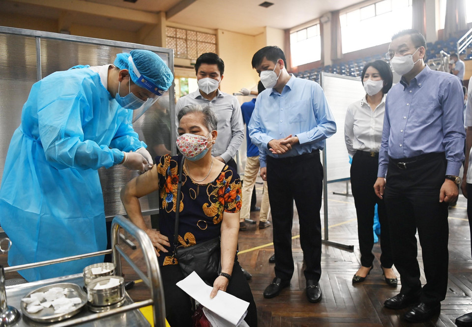 Bộ trưởng Bộ Y tế Nguyễn Thanh Long và Chủ tịch Ủy ban Nhân dân thành phố Hà Nội Chu Ngọc Anh kiểm tra việc tiêm vaccine phòng COVID-19 cho người dân. (Ảnh: Lâm Khánh/TTXVN)