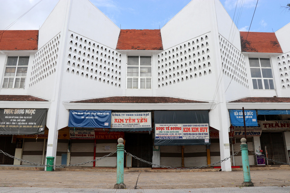 Các quầy hàng ở chợ Đông Hà phía mặt đường Trần Hưng Đạo đã đóng cửa để phòng, chống dịch COVID-19. (Ảnh: Nguyên Lý/TTXVN)