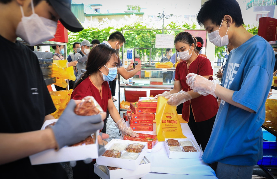 Các cơ sở kinh doanh mang bánh đóng gói sẵn bán cho khách. (Ảnh: Thành Đạt/TTXVN)